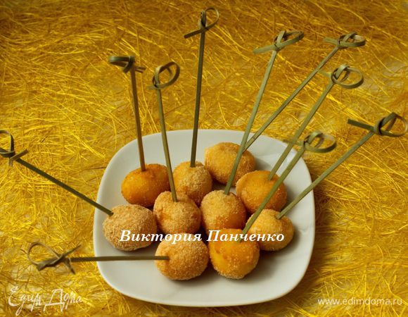 Обжарить подготовленные шарики в кипящем масле по 8-10 секунд. Выложить на бумажное полотенце для того, чтобы избавиться от излишков масла. Подавать горячими. Приятного аппетита!!!