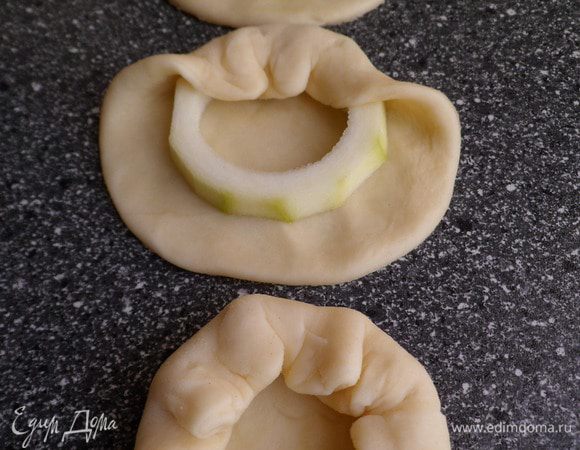 Затем заворачиваем колечки в тесто
