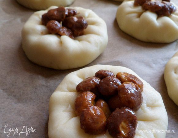 Наполняем лисичками,смызываем молоком
