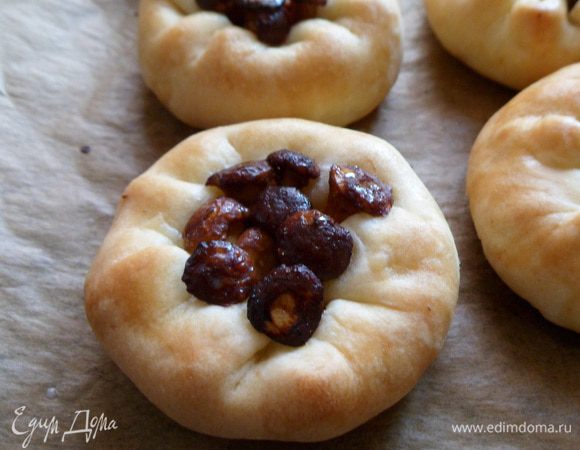 Запекаем в разогретой до 180 гр. духовке минут 25-30. Подаем с соусом. Из оставшихся лисичек делаем соус измельчив их, добавив сливок. Приятного аппетита.
