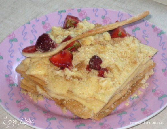 Сборка:

Прослоить квадратики кремом и сверху посыпать обрезками. Украсить ложечкой и ягодами и полить джемом!