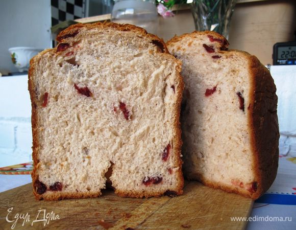 Заложить продукты в хлебопечь в порядке указанном в вашей инструкции. В моей модели идут сначала жидкие компоненты, затем мука, дрожжи и по сигналу добавление орехов и цукатов.