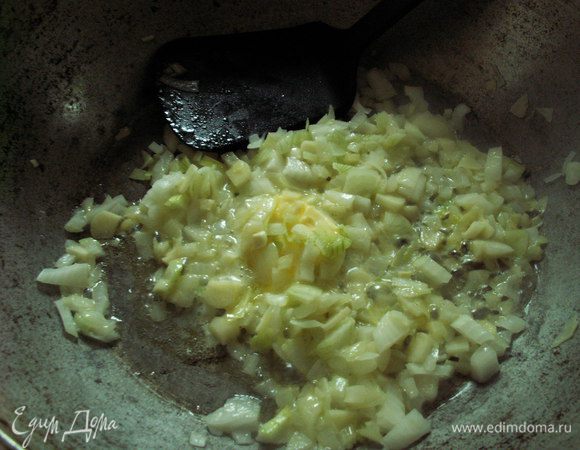 Лук и чеснок нашинковать и обжарить слегка на сливочном масле. Петрушку мелко нарезать.
