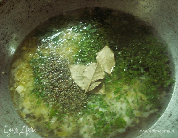Добавляем половину петрушки, вино, тимьян, лавровый лист и доводим до кипения.