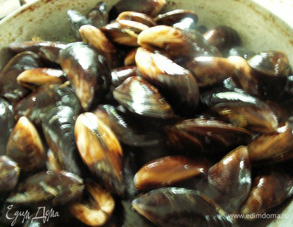 Кладем мидии в кипящий бульон, перемешиваем  и закрываем кастрюлю крышкой. Огонь не убавляем. Готовим 7-10 минут, пока мидии не раскроются. Мидии оставляем под крышкой. Нераскрывшиеся раковины выкидываем!
