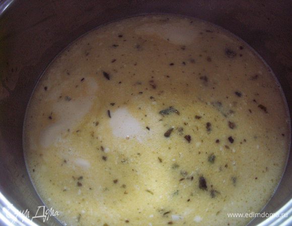 Бульон сливаем в другую кастрюлю, добавляем сметану и сливки ( я брала около 250г очень жирной рыночной сметаны ). Доводим до кипения и снимаем с огня. Кладем оставшуюся петрушку. Соус получается жидкий, но такой и должен быть. При желании можно загустить его мукой-крахмалом.