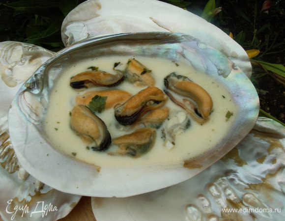 Также мидии можно очистить от панцирей и полить соусом. Традиционным является первый вариант. BON APPETIT!