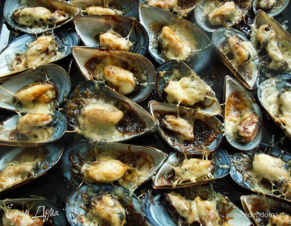 Параллельно я приготовила мидии по рецепту Вики (Vicky)  с соусом бальзамико и сыром - нереально вкусно! http://www.edimdoma.ru/retsepty/55668-midii-pod-sousom-balzamiko-zapechennye-pod-syrom Вика, спасибо за рецепт)))буду еще не раз готовить такие вкусные мидии.