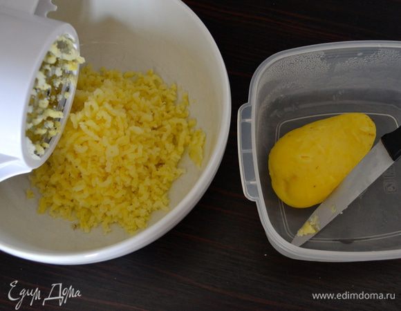 Картофель отварить. Очистить и раздавить с помощью специального пресса, или обыкновенной толкушки для пюре.  