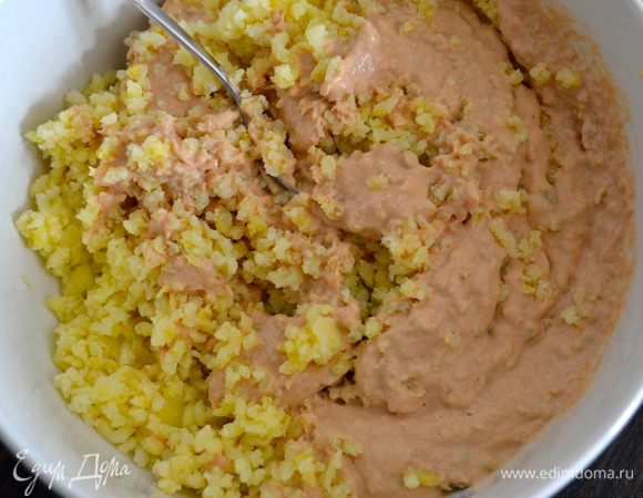 Выложить полученную смесь к картофельному пюре. Как следует перемешать и добавить по вкусу соль, если требуется.