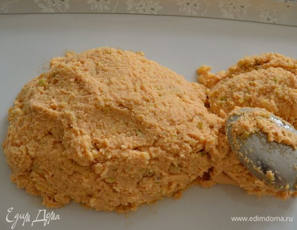 Выложить все на сервировочное блюдо, и с помощью ложки, лопатки, или смоченных в воде рук, сформировать рыбку! 