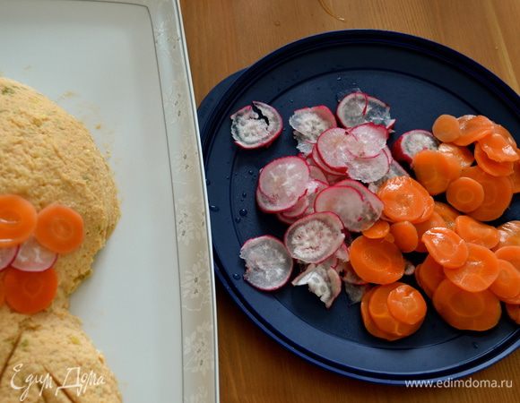 С помощью овощерезки нарезать тоненькими кружочками морковь и редиску. Морковь слегка отварить в подсоленной воде. Украсить кружочками редиса и моркови рубку... Создать подобие чешуи... На место глазика вставить кружочек оливки. Из кружочков красного лука создать подобие пузырьков воздуха. А вообще, здесь предоставляется простор для фантазии. Я украшала и тонко нарезанным картофелем (предварительно обжаренным в масле), и черными оливками... 