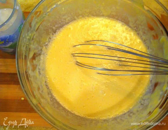 Продолжая взбивать,добавить немного молока.