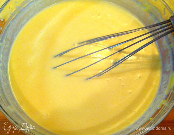 Взбивать, пока  смесь не станет светло-желтой.