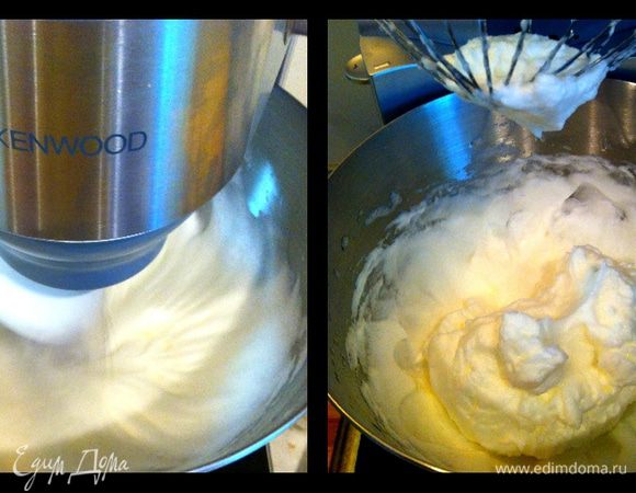 С помощью миксера взбить яичные белки.