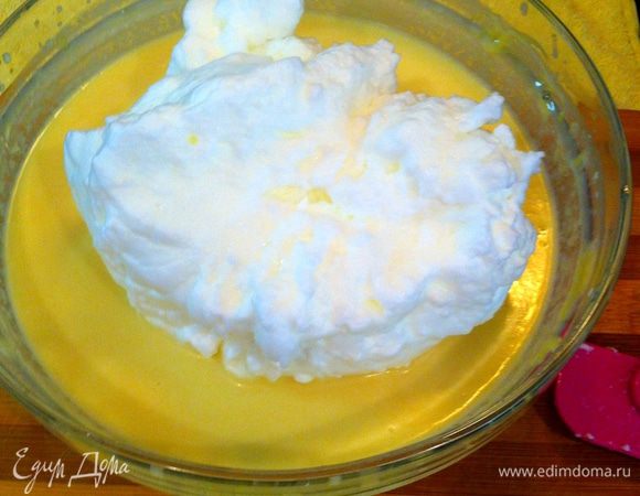 Аккуратно добавить к  яичной массе.
Лопаткой перемешать.