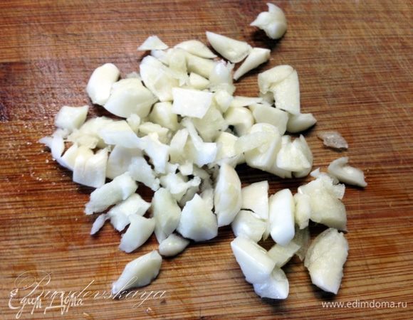 Чеснок очистить и раздавить плоской стороной ножа. Если вас этот вариант по каким-либо причинам не устраивает, можете пропустить чеснок через пресс или раздавить в ступке. Добавить измельченный чеснок к курице.