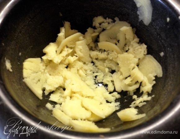 Очистить имбирь, стараясь снимать кожицу как можно тоньше. Порезать на небольшие кусочки и размять немного в ступке.  Если нет ступки или не очень нравится имбирь, то можно его натереть на мелкой терке. Добавить к укурице.