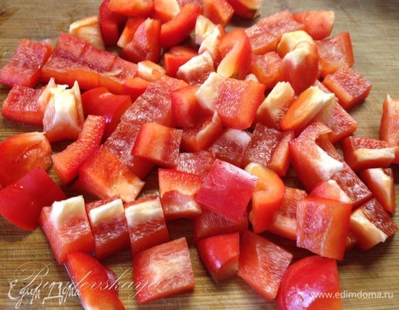 Болгарский перец помыть, обсушить, разрезать на пополам, вынуть семена, и перегородки. Нарезать крупными кусочками и также добавить к курице.