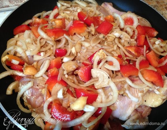 Сковороду поставить на большой огонь, выложить в нее курицу вместе с овощами и маринадом. Накрыть крышкой и тушить периодически помешивая. Когда жидкость выпарится, снять крышу, уменьшить огонь  и поджарить курицу до желаемой корочки. (время приготовления зависит от размеров кусков и от того насколько много в них жидкости). Подавать с отварным рисом. ENJOY!