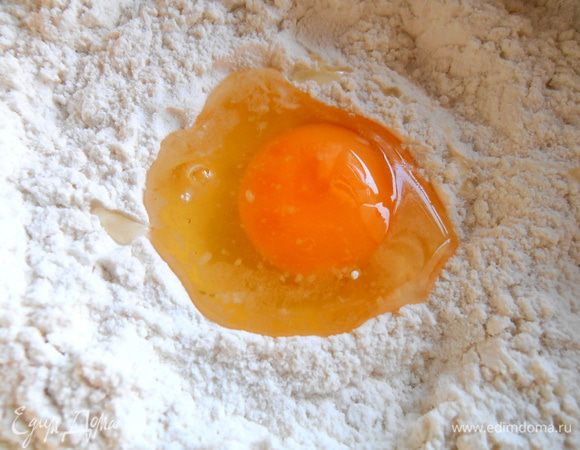 Сначала делаем тесто... В муку вбиваем яйцо...