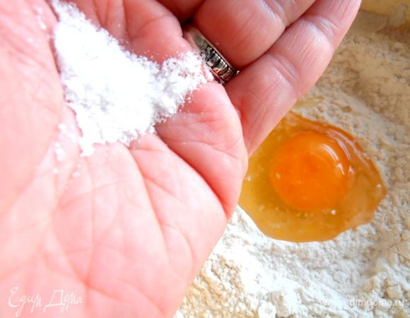 Соль... примерно треть чайной ложки.