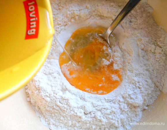 Вливаем воду комнатной температуры и замешиваем рукой тесто для пельменей.