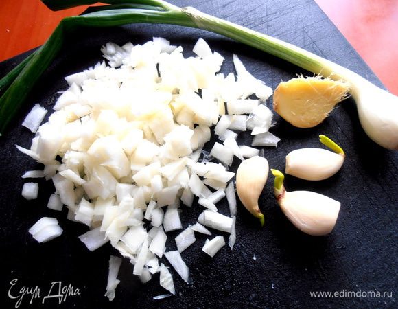 Готовим овощную "подушку". Лук,чеснок нарезать..., имбирь берём, кто любит, размером с зубчик чеснока. Часть лука оставляем для фарша!