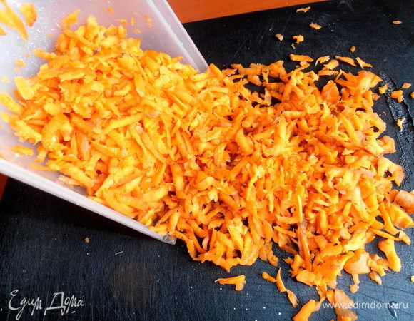 Морковь молодую натираем на крупной тёрке...
