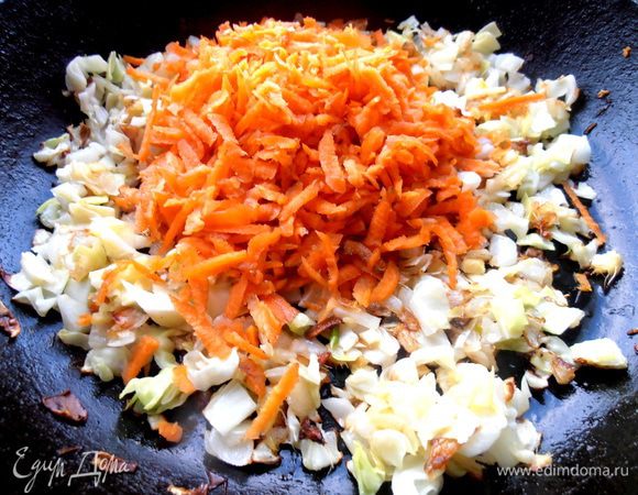 Все овощи обжариваем на растительном масле в сковороде, где будет готовиться всё блюдо.