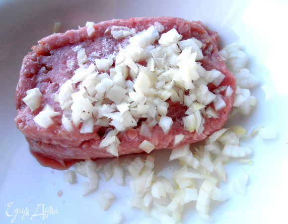 С фаршем всё просто..., добавляем немного лука, соль...