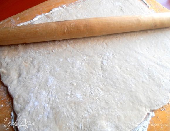 Раскатываем постоявшее тесто в тонкий прямоугольник...