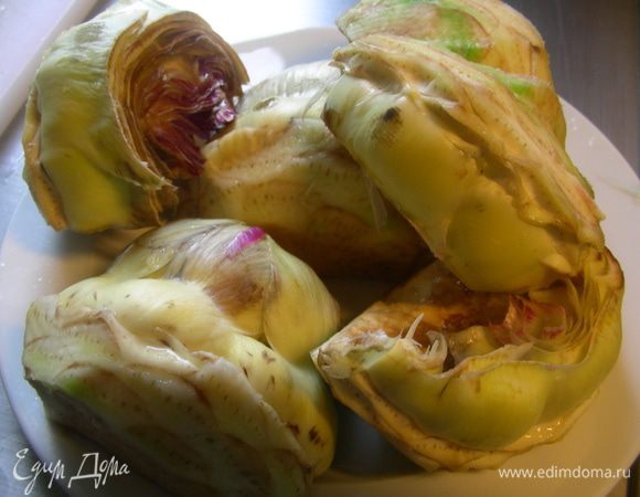 Артишоки чистим. Например, как у меня в рецепте http://www.edimdoma.ru/retsepty/55097-sup-kapuchino-iz-artishokov-s-koriandrom.  А Лена Аздора подробно рассказывала об этом здесь: http://www.edimdoma.ru/retsepty/34105-rizotto-s-artishokami. Поливаем их лимонным соком, чтобы не потемнели.
