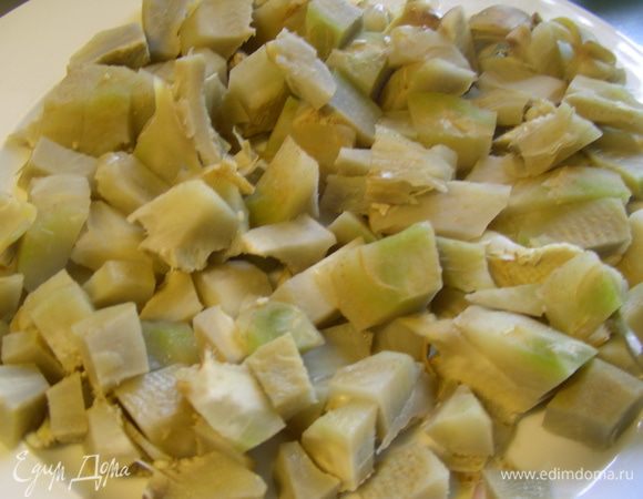 Заливаем артишоки холодной водой, добавляем немного лимонного сока. Доводим их до кипения и готовим 8 минут. Сливаем воду, промываем холодной водой, обсушиваем. Режем на небольшие кусочки.