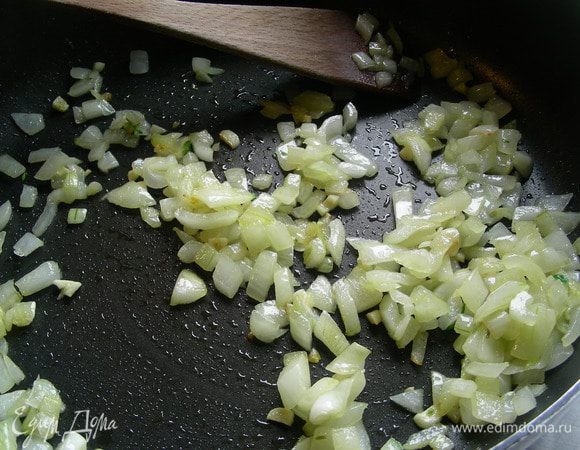 Лук рубим и обжариваем на оливковом масле до золотистого цвета, добавив соль и сахар. Чеснок мелко рубим и добавляем в самом конце. Снимаем с огня и добавляем 1/3 часть тимьяна.
