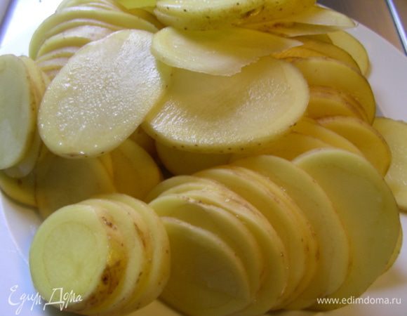 Картофель чистим по желанию (я не стала) и режем тонкими кружочками.
