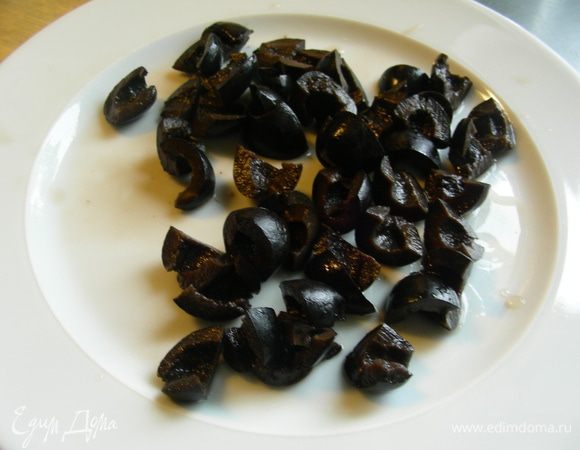 Маслины режем на 4 части.
