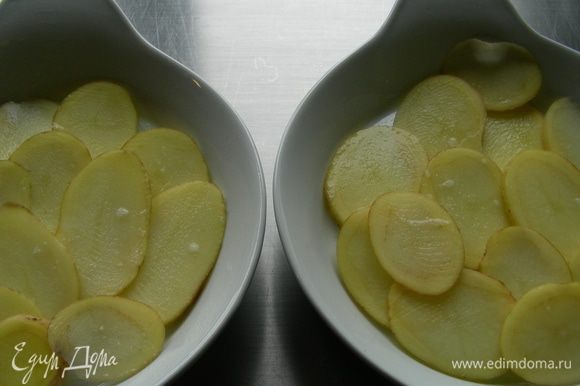 Форму для запекания (у меня 2 небольшие) смазываем оливковым маслом и выкладываем треть картофеля.