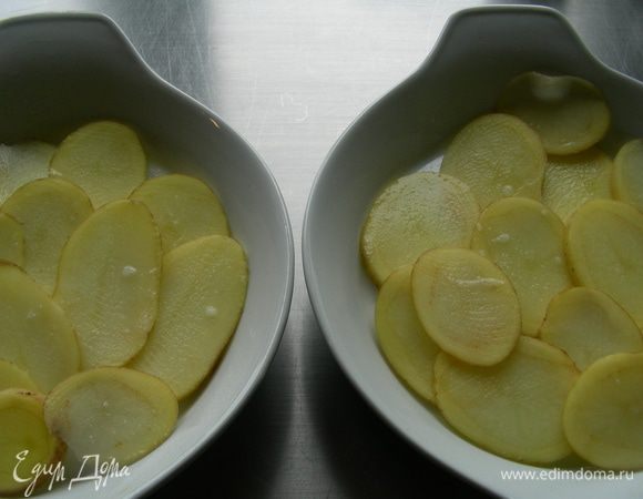 Форму для запекания (у меня 2 небольшие) смазываем оливковым маслом и выкладываем треть картофеля. 