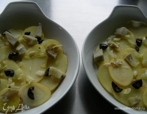 Посыпаем 1/3 лука, артишоков и маслин. Солим, перчим по вкусу. Повторяем еще 2 раза. 
