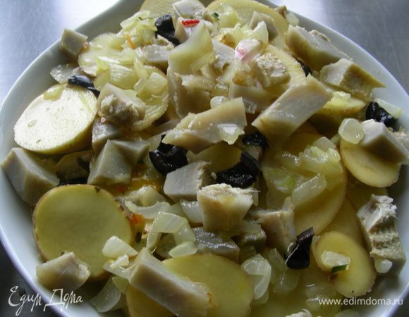 Сверху поливаем бульоном. Накрываем фольгой и ставим в духовку 190 гр минут на 35 (я готовила при 220 гр с конвекцией, так как надо было ускорить процесс). 
