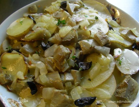 Поливаем сливками. Посыпаем оставшимся тимьяном и ставим в духовку еще минут на 15-20, до готовности картофеля (фольгой можно не накрывать; если будет сильно поджариваться, тогда можно прикрыть). 
