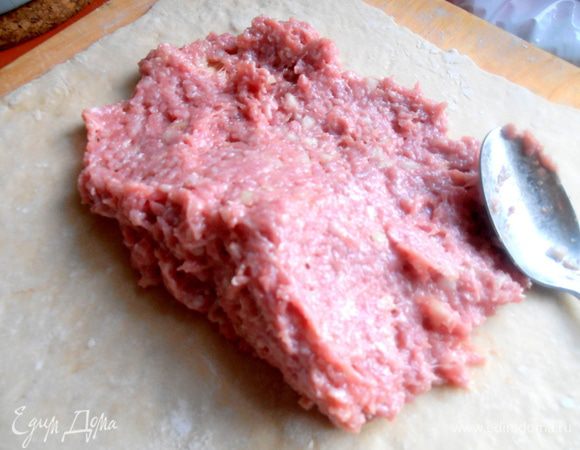 Выкладываем фарш на тесто...