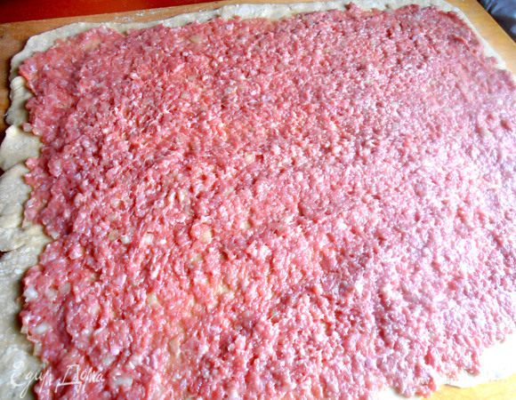 И размазываем фарш ложкой, оставив место на тесте для шва.