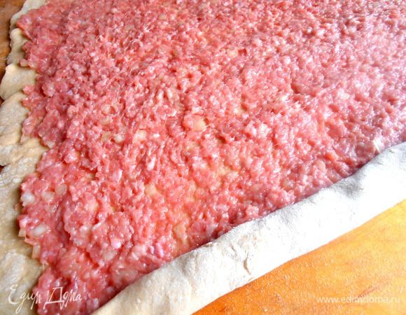 Начинаем сворачивать плотный рулет...