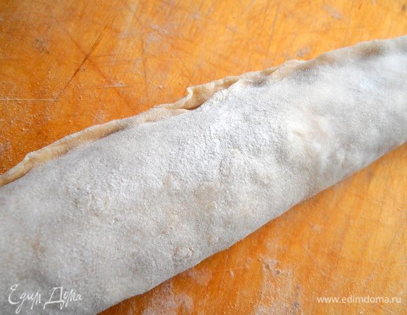 Защипываем шов теста.