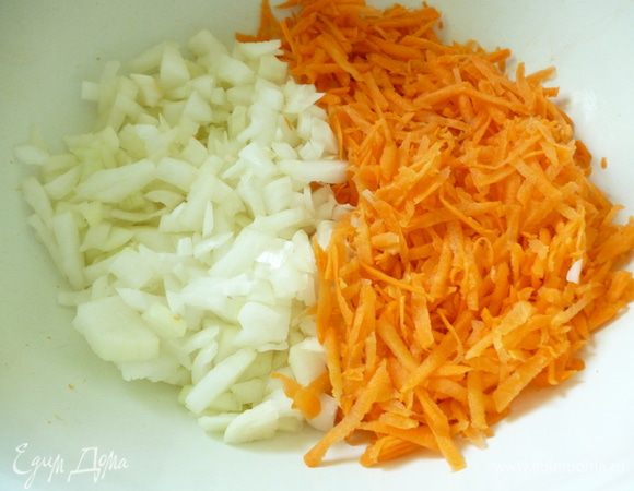 Репчатый лук нарезать мелким кубиком, морковь натереть на крупной терке,кабачок нарезать мелким кубиком