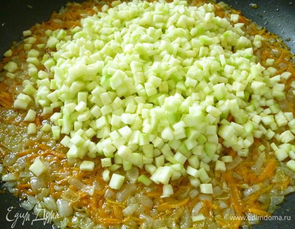 Нагреть сковороду на небольшом огне, налить растительное масло (примерно-100 г),выкладываем нарезанный лук и обжарим его до прозрачности (2-3 минуты), добавим морковь, перемешаем и еще обжарим 4-5 минут.Овощи не должны пригорать,они должны стать чуть мягкими. Добавить нарезанный кабачок и еще обжарить 5-10 минут.