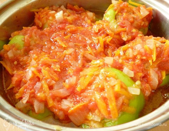 Приготовим соус-заливку:слегка обжарить на растительном масле мелко нарезанный репчатый лук и натертую на крупной терке морковь,добавить натертые томаты и тушить на небольшом огне 10-15 минут,посолить,добавить к нафаршированному перцу.Затем добавляем горячую кипяченую воду,что бы уровень жидкости был немного ниже высоты перцев. Ставим кастрюлю на медленный огонь и тушим под крышкой 35-40 минут.