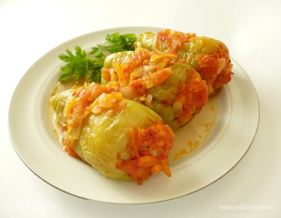 Готовый перец выкладываем на тарелку, сверху поливаем соусом. По желанию подаем сметану. Приятного вам аппетита!